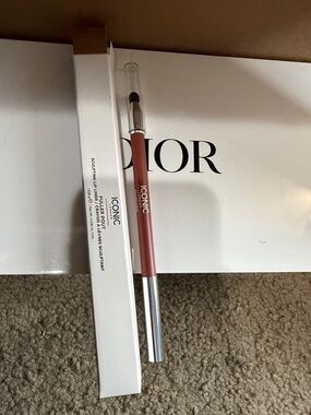 Iconic London Sculpting Lip Liner Pencil in shade sister sister brand new